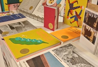 mehrere B&uuml;cher ausgestellt auf einer wei&szlig;en Ablage, &copy; Stadtbibliothek Stralsund