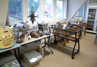 Ausstellungsraum mit technischen Geräten zur Entwicklung und Herstellung von veterinären Impfstoffen // © Franziska Hagen/Verein UNS RIEMS Ausstellungsraum mit technischen Geräten zur Entwicklung und Herstellung von veterinären Impfstoffen // © Franziska Hagen/Verein UNS RIEMS