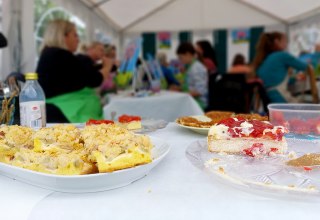 Leckeren selbst gebackenen Kuchen gibt's auch! // © Kulturhof Letschow e.V. Leckeren selbst gebackenen Kuchen gibt's auch! // © Kulturhof Letschow e.V.