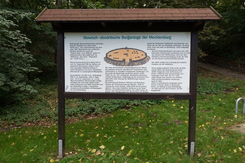 Vor dem Burgwall wird die Geschichte der slawischen Burg erkl&auml;rt., &copy; Frank Burger