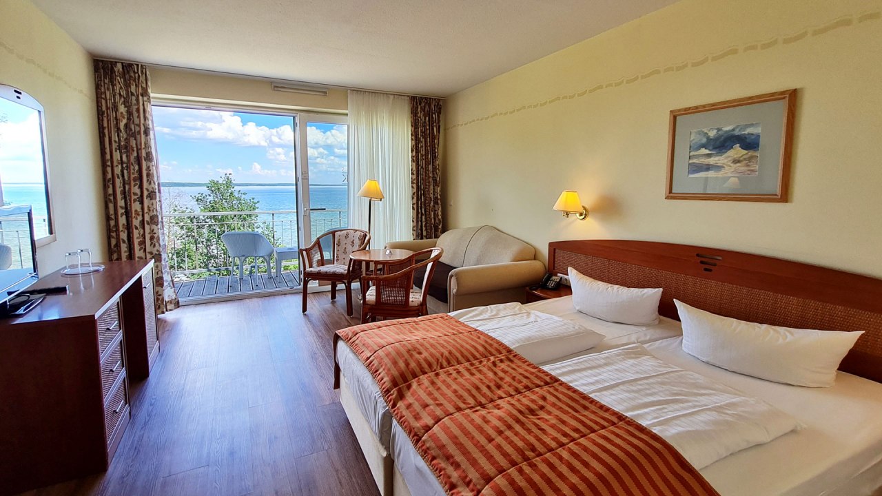 Tweepersoonskamer met uitzicht op het meer in de Orangerie // &copy; Seehotel Schloss Klink