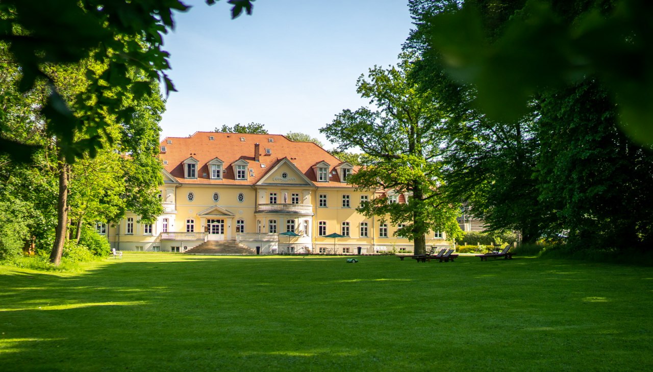 Das Gutshaus mit seinem großzügigen gepflegten, ruhigen Gutspark-Gelände., © Kloster Gut Saunstorf Das Gutshaus mit seinem großzügigen gepflegten, ruhigen Gutspark-Gelände., © Kloster Gut Saunstorf