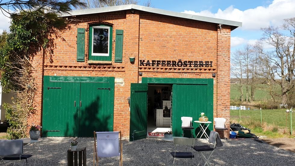 Eingang Hofladen und Kaffeerösterei // © Nadin Rokitta Eingang Hofladen und Kaffeerösterei // © Nadin Rokitta