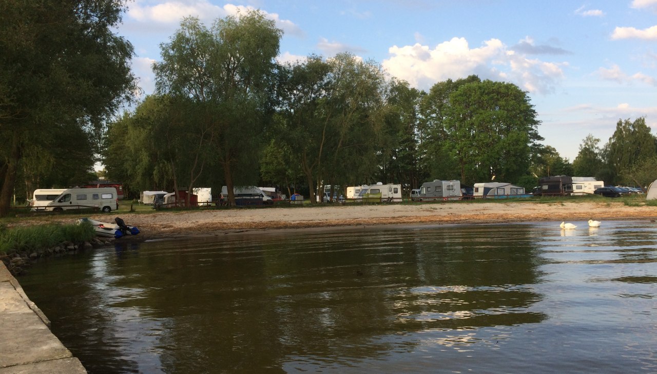 Vom Wohnmobil an den Strand des Stettiner Haffs auf dem kürzesten Weg., © Ferienpark Ueckermünde-Bellin GmbH Vom Wohnmobil an den Strand des Stettiner Haffs auf dem kürzesten Weg., © Ferienpark Ueckermünde-Bellin GmbH