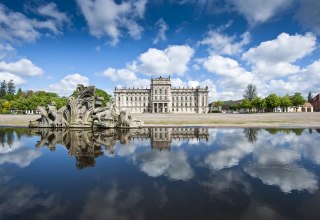 Schloss Ludwigslust mit Spiegelung im Karauschenteich // &copy; SSGK MV / J&ouml;rn Lehmann