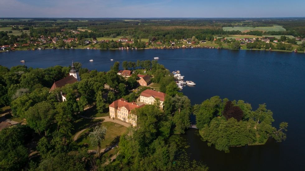 Schloss Mirow mit dem glitzernden Mirower See im Hintergrund // © MV-T/Myroad Schloss Mirow mit dem glitzernden Mirower See im Hintergrund // © MV-T/Myroad