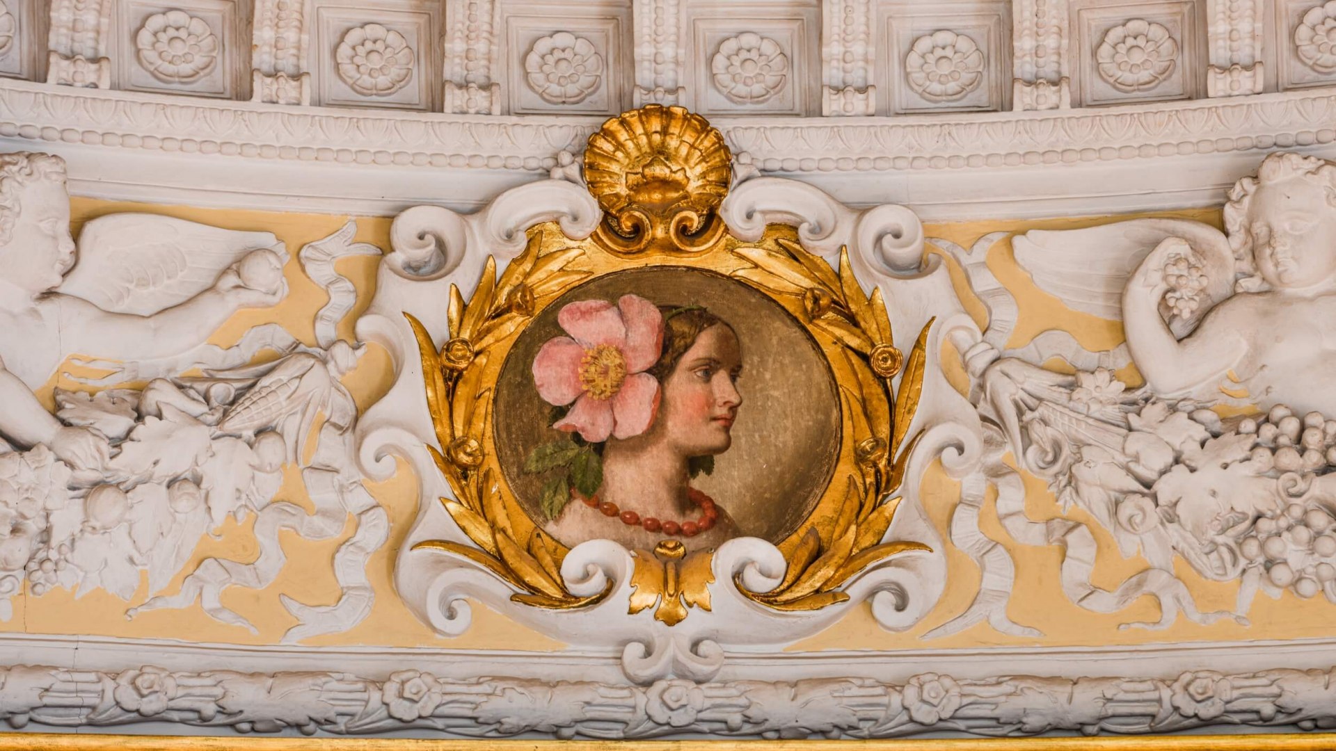 Ein Miniaturportrait von Großherzogin Auguste. im oberen Teil eines Zimmers angebracht. // Ein Miniaturportrait von Großherzogin Auguste. // © MV-T/Tiemann Ein Miniaturportrait von Großherzogin Auguste. im oberen Teil eines Zimmers angebracht.