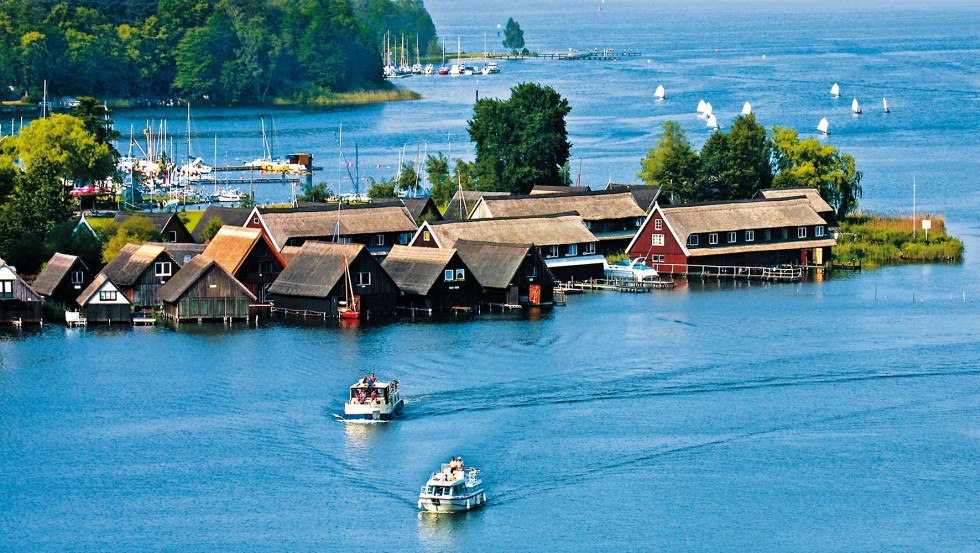 Eingebettet in einer wunderschönen Wald-und Seenlandschaft erscheint die Röbeler Bucht mit ihren kleinen Fischerhäuschen und Segelbooten // © MV-T/Kuhnle Tours Eingebettet in einer wunderschönen Wald-und Seenlandschaft erscheint die Röbeler Bucht mit ihren kleinen Fischerhäuschen und Segelbooten // © MV-T/Kuhnle Tours