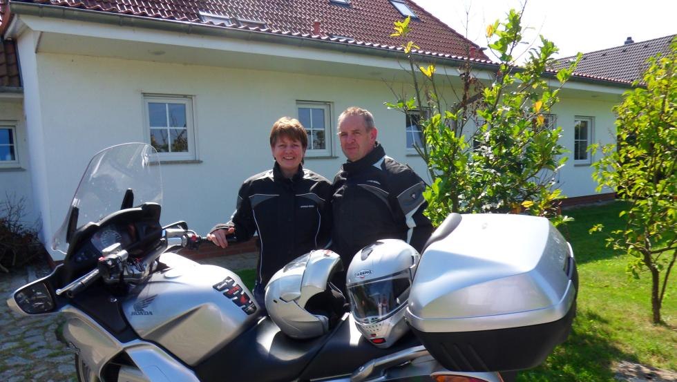 Haus Vorderfront mit Eigentümerin, © Heidi Rößler