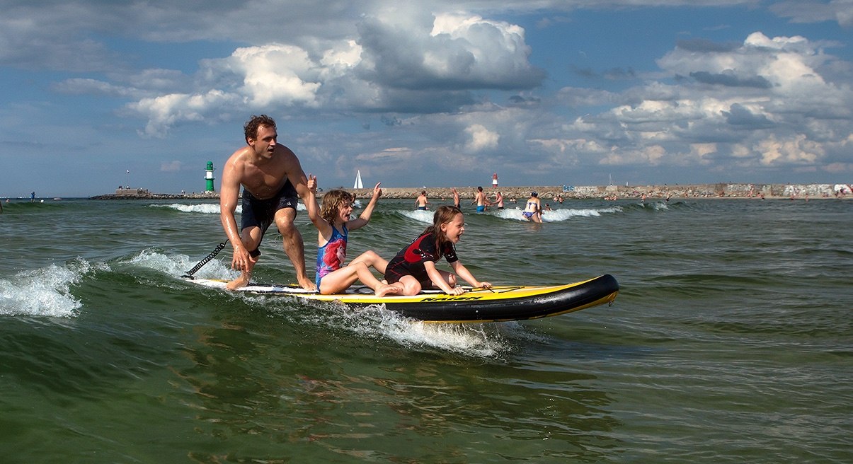 HW-Shapes hat ein vielseitiges Angebot im Bereich Stand-Up Paddling. Von Einzel- und Gruppenkursen über organisierte Touren, Firmen- und Schülerevents bis hin zu mehrtätigen Camping Touren auf dem SUP. Weitere Informationen gibt es hier unter www.sup-rostock.de. // © © Matthias Marx | HW-Shapes HW-Shapes hat ein vielseitiges Angebot im Bereich Stand-Up Paddling. Von Einzel- und Gruppenkursen über organisierte Touren, Firmen- und Schülerevents bis hin zu mehrtätigen Camping Touren auf dem SUP. Weitere Informationen gibt es hier unter www.sup-rostock.de. // © © Matthias Marx | HW-Shapes