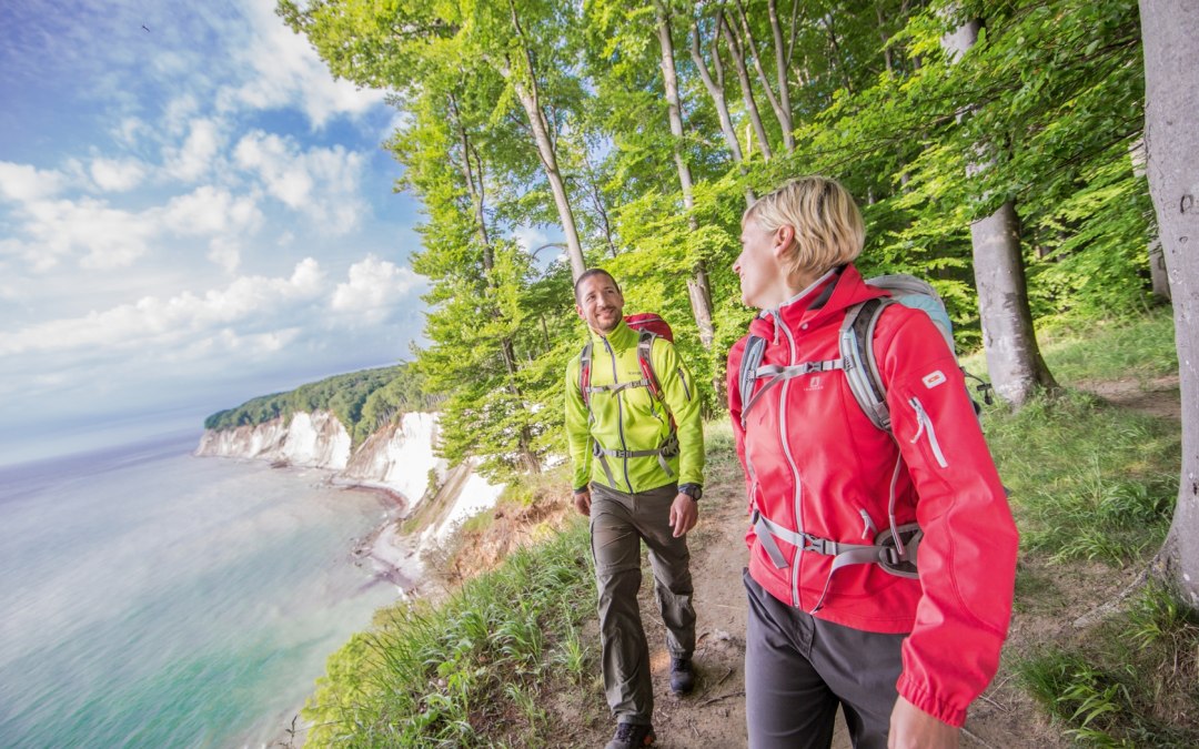 Der Hochuferweg im Nationalpark Jasmund bietet einzigartige Ausblicke auf die Kreideküste Rügens, © TMV/outdoor-visions.com Der Hochuferweg im Nationalpark Jasmund bietet einzigartige Ausblicke auf die Kreideküste Rügens, © TMV/outdoor-visions.com