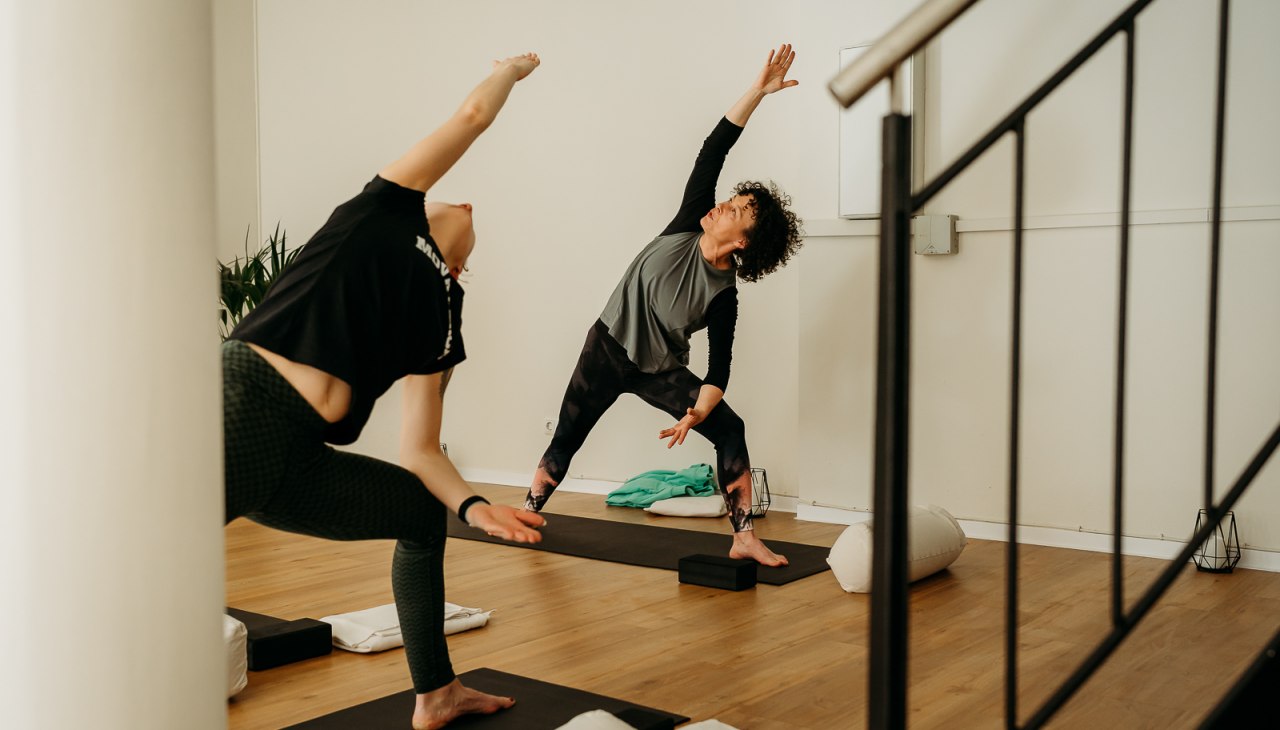 Eine Frau namens Susann macht Yoga im MOVA PLACE - Yoga & Co. Studio, &copy; R&uuml;genlinse