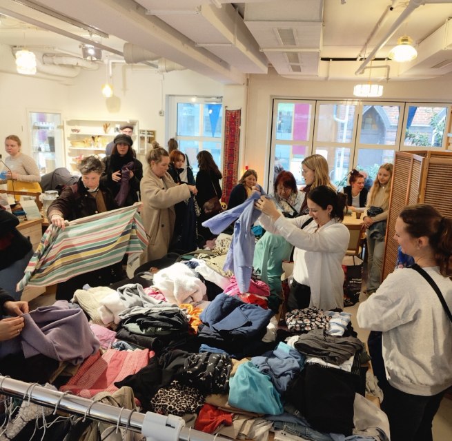 Kleidertausch // &copy; Julia Geisendorf