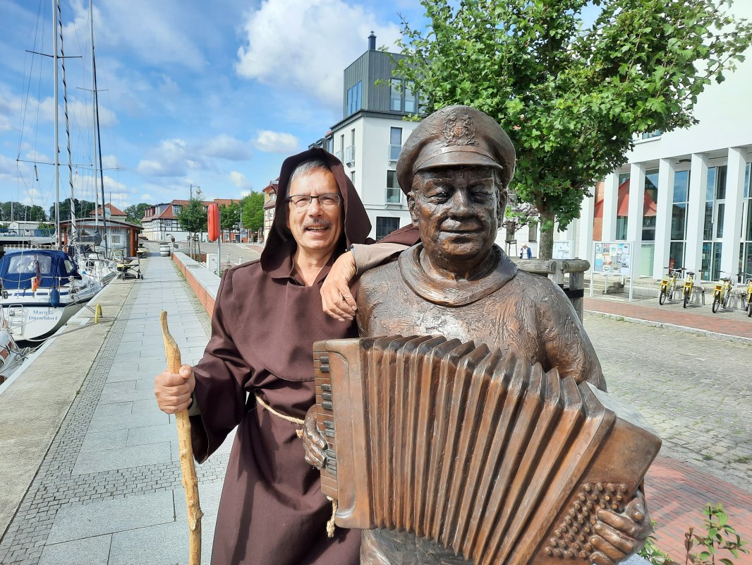 Stadswandeling "Laat er licht zijn" met de monnik // &copy; Uta Sommer