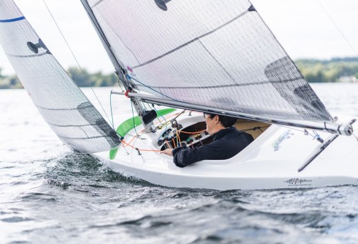 Angst vor Wasser sollte man keine haben. Hart am Wind kann schon einmal etwas ins Boot schwappen. // © MV-T/Gross Angst vor Wasser sollte man keine haben. Hart am Wind kann schon einmal etwas ins Boot schwappen.