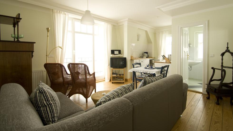Woonkamer met keuken // © Villa Schwalbe Woonkamer met keuken // © Villa Schwalbe