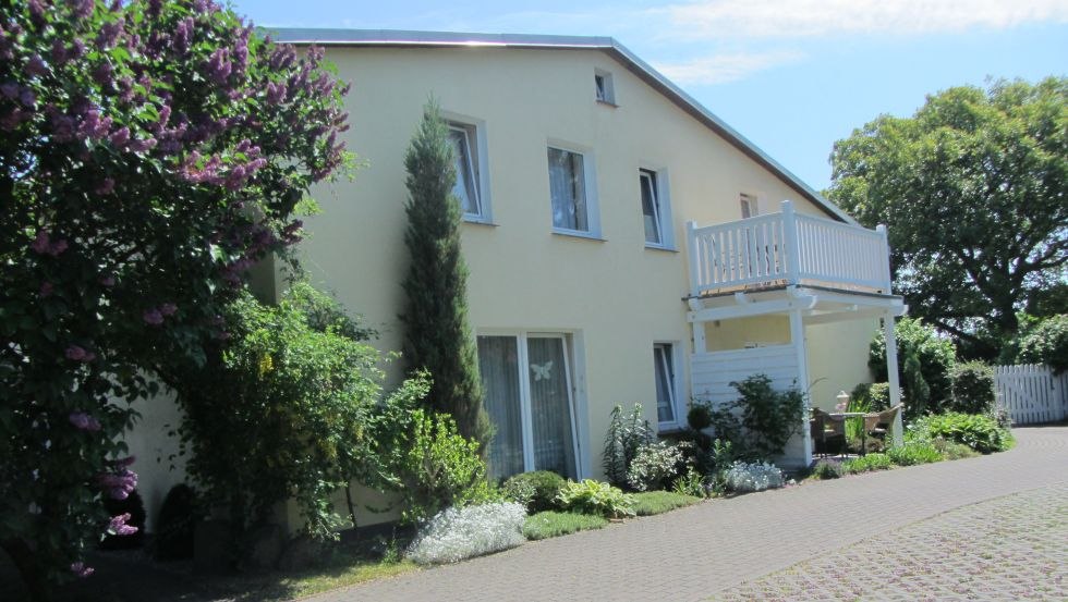 Außenansicht der FeWo mit Balkon // © Birgit Prüter Außenansicht der FeWo mit Balkon // © Birgit Prüter