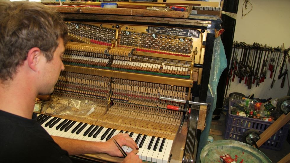 Arbeiten an alten Instrumenten, © Ecki Raff Arbeiten an alten Instrumenten, © Ecki Raff
