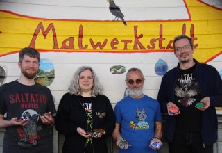 Gruppenfoto der Kreativ Samstag Teilnehmer mit ihren fertigen Arbeiten - magisch Glückssteine. // © MV-Kunst Galerie am Mammutbaum Gruppenfoto der Kreativ Samstag Teilnehmer mit ihren fertigen Arbeiten - magisch Glückssteine. // © MV-Kunst Galerie am Mammutbaum