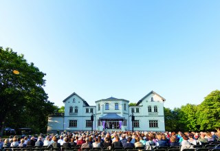 Konzert im Park von Schloss Schwiessel // &copy; Oliver Borchert