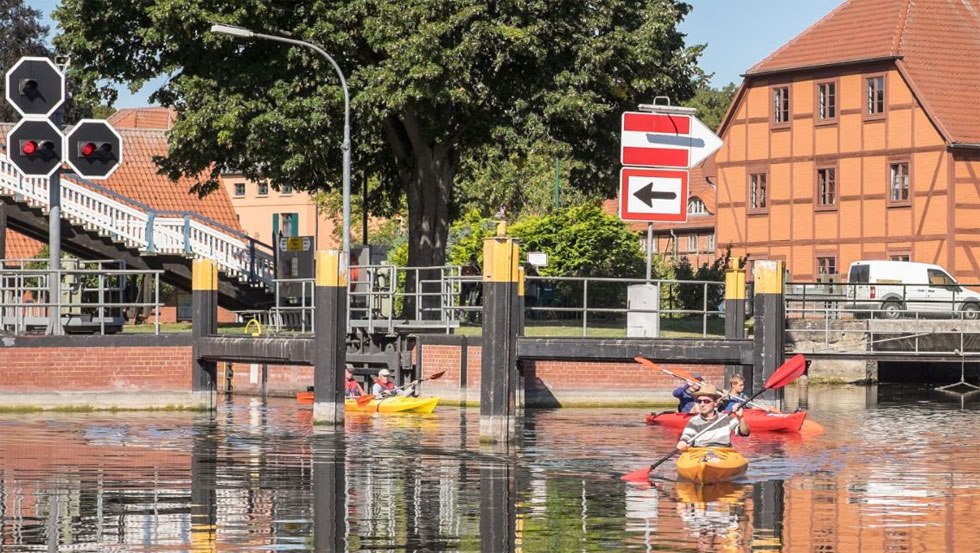 Onze prachtige oude stadstour, langs vakwerk- en bakstenen huizen door de sluis onder de hefbrug naar het Plau meer. // &copy; Monty Erselius