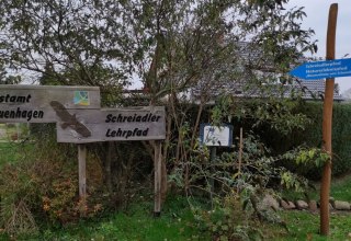 Eingangsschild zum Schreiadler-Parcours und Lehrpfad am Forstamt Schuenhagen, &copy; Liv E. Ipsen