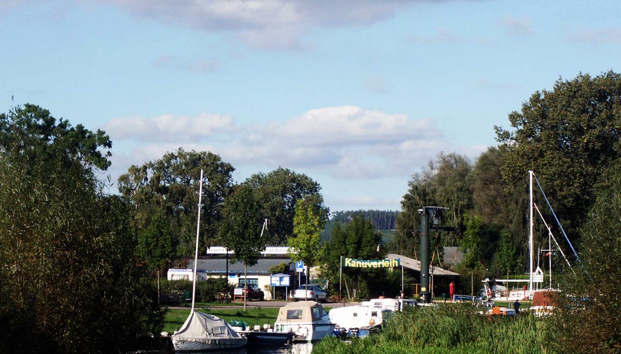 Zicht op Wasserfreizeit Bremer met kraansysteem van het rustgebied van de Kösters-Eck waterweg, © Wolfgang Bremer Zicht op Wasserfreizeit Bremer met kraansysteem van het rustgebied van de Kösters-Eck waterweg, © Wolfgang Bremer