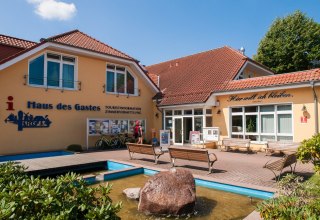 Das Gebäude der Tourismus- und Kur GmbH Graal-Müritz einschließlich Hof davor. // © Frank Burger Das Gebäude der Tourismus- und Kur GmbH Graal-Müritz einschließlich Hof davor. // © Frank Burger