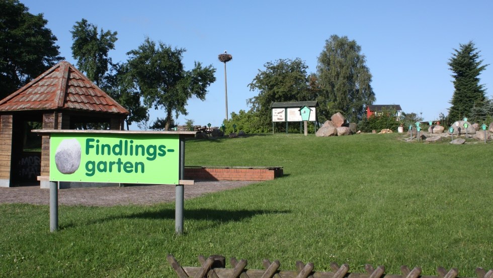 Eingang zum Findlingsgarten mit Rasthütte // © Mecklenburgische Kleinseenplatte Touristik GmbH Eingang zum Findlingsgarten mit Rasthütte // © Mecklenburgische Kleinseenplatte Touristik GmbH