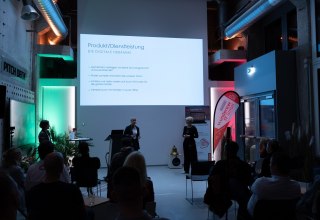 Abendveranstaltung im InnovationPort Wismar, Publikum von hinten vor der Leinwand // © InnovationPort Wismar Abendveranstaltung im InnovationPort Wismar, Publikum von hinten vor der Leinwand // © InnovationPort Wismar