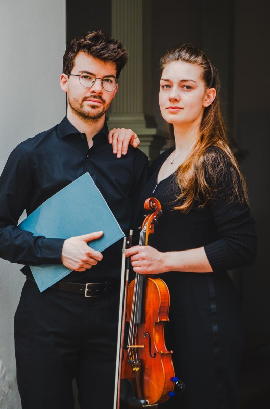 Roman Hinz (piano) en Anna Lang (viool) // &copy; Friederike Schwarz