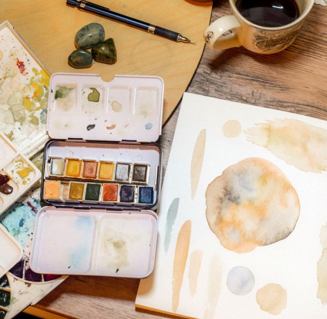 Symbolfoto | Malen mit Aquarellfarben im Pavillon // &copy; Foto von Sarah Brown auf Unsplash