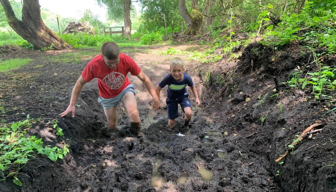Familie im Moorbad im BarfussPfa in Plau am See, © Kletterpark Plau am See Familie im Moorbad im BarfussPfa in Plau am See, © Kletterpark Plau am See