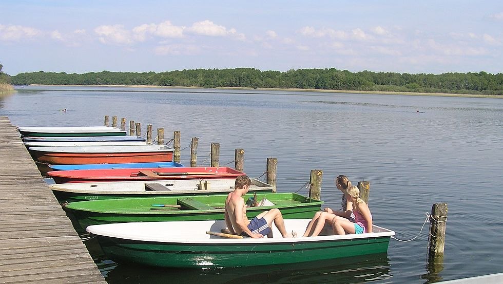 Ruderboote am Steg // © Biohof Donst Ruderboote am Steg // © Biohof Donst