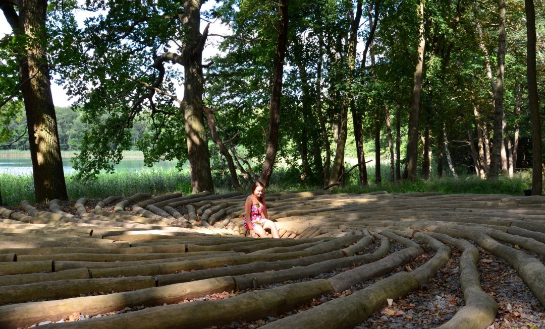 Der Baumstammwirbel lädt ein den eigenen Weg zur Mitte zu finden, © Kurverwaltung Feldberger Seenlandschaft