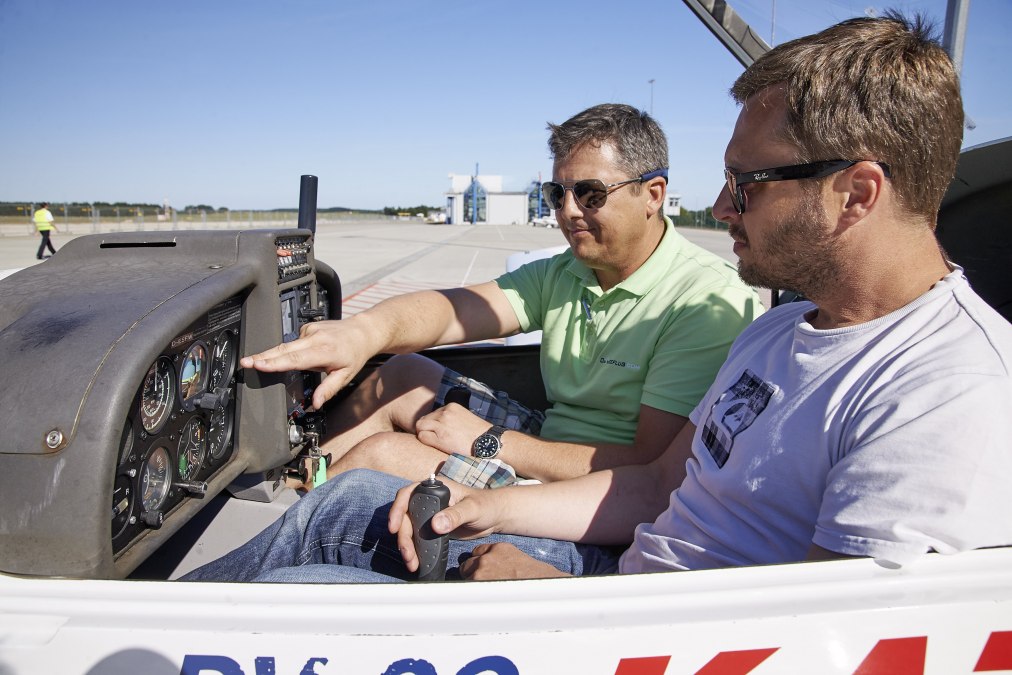 Praktische Einweisung "Pilot f&uuml;r einen Tag" durch den Fluglehrer am Flughafen Rostock-Laage kurz vor dem Start., &copy; ostseeflug.com