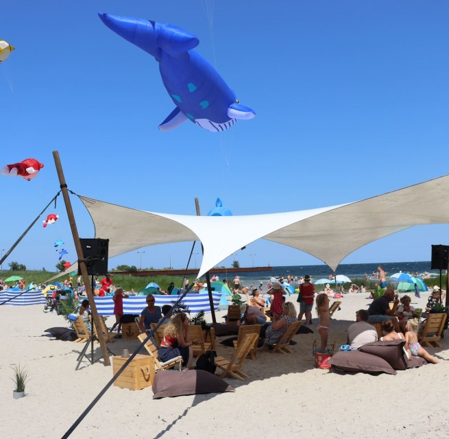 Bunte Drachen am Himmel, Strandlounge mit Blick auf die Ostsee, &copy; Sabine St&ouml;ckmann