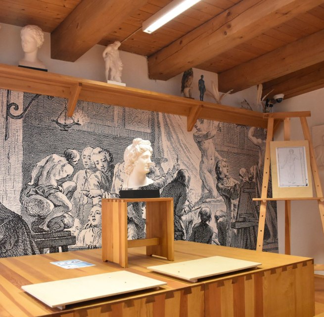 Zeichenkabinett im Caspar-David-Friedrich-Zentrum mit Staffelei und Objekten zum Zeichnen // &copy; &copy;Caspar-David-Friedrich-Gesellschaft e. V., Foto: Karl M&uuml;hlbach 2023