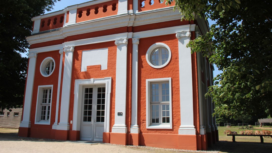 Ivenack - rotweißer Pavillon, © Silke Voss