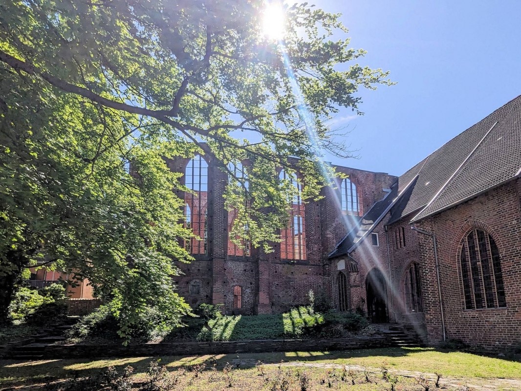 Johannisklsiter im Sonnenschein und Rosengarten im Vordergrund.
Anfang Mai // &copy; HANSESTADT Stralsund