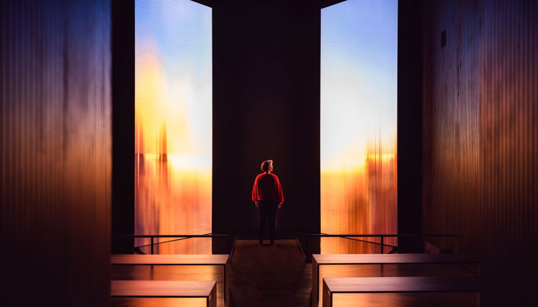 Birte Frenssen, Kuratorin und stellvertretende Direktorin des Pommerschen Landesmuseum, vor beleuchteter Kunstinstallation. // Lichtspiel und Farben verschmelzen zu einer immersiven Installation im Pommerschen Landesmuseum. Zwischen leuchtenden Projektionen öffnet sich ein Raum, der Kunst und Atmosphäre neu erlebbar macht – Kulturgenuss in Greifswald. // © MV-T/Gross Birte Frenssen, Kuratorin und stellvertretende Direktorin des Pommerschen Landesmuseum, vor beleuchteter Kunstinstallation.