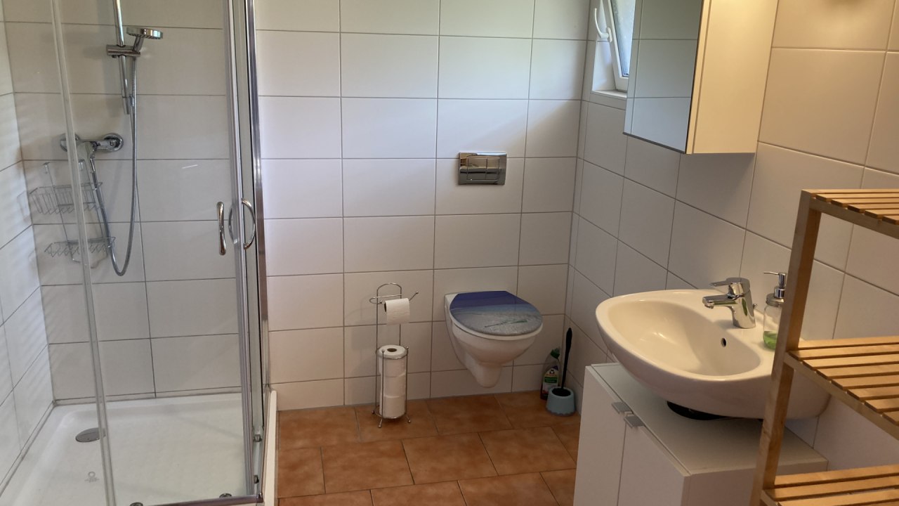 Badezimmer mit Dusche // © Kati Kämnitz Badezimmer mit Dusche // © Kati Kämnitz