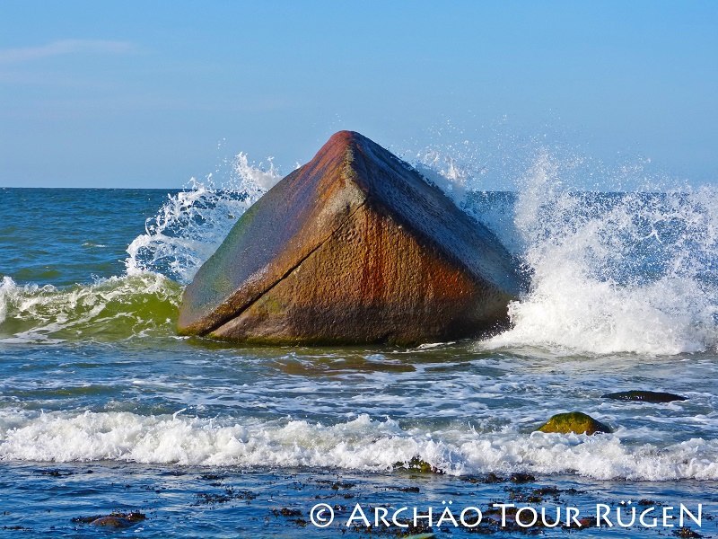 Der Findling "Schwanstein" liegt in der tosenden Ostsee, nur 20 m vom Strand entfernt. // &copy; Arch&auml;o Tour R&uuml;gen