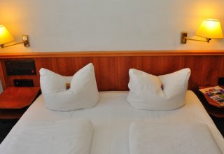 Doppelzimmer in Brocki&acute;s Hotel Stadt Hamburg - Hier liegen Sie richtig, ein gem&uuml;tliches Zimmer f&uuml;r Ihren Aufenthalt! // &copy; Brocki&acute;s Hotel Stadt Hamburg