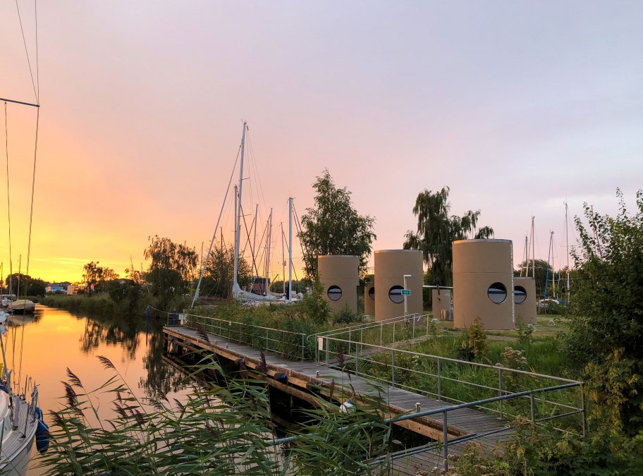 Schlafen zwischen Segelyachten, © slube Schlafen zwischen Segelyachten, © slube