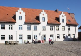 Burganlage mit Touristinformation, Fangelturm, Heimatstube und Fischereiausstellung // &copy; Mecklenburgische Kleinseenplatte Touristik GmbH