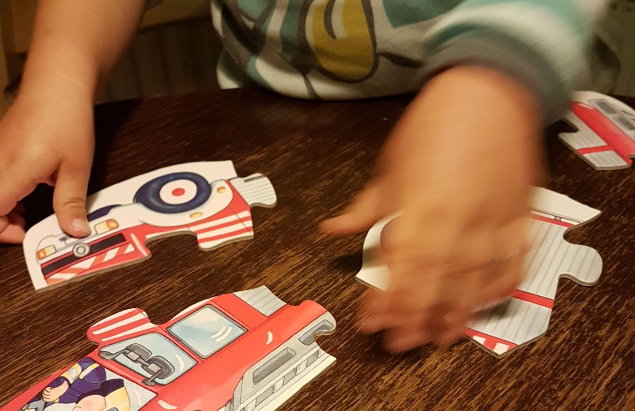 Peuter puzzelt op ouderbijeenkomst Bibolinchen // &copy; Stadtbibliothek Stralsund