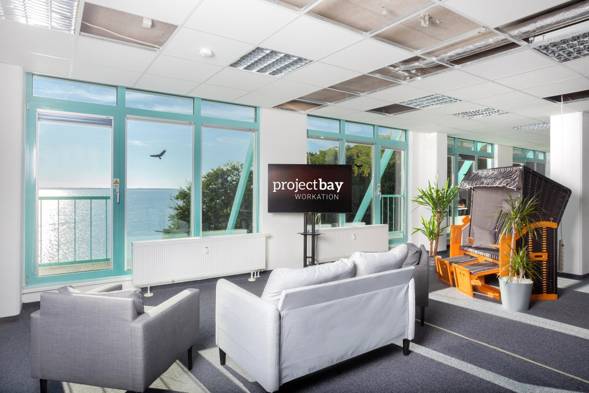 Lounge-Bereich mit Panoramablick auf das Meer, ideal für entspannte Pausen oder informelle Meetings. // © Project Bay Lounge-Bereich mit Panoramablick auf das Meer, ideal für entspannte Pausen oder informelle Meetings. // © Project Bay