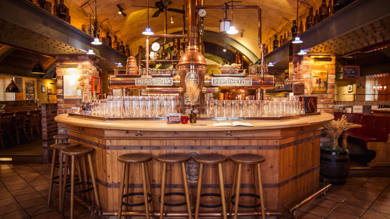 Kupferfarbene Bierkessel und Tresen im Braugasthaus "Zum alten Fritz" // © BgH Alter Fritz/M. Krüger Kupferfarbene Bierkessel und Tresen im Braugasthaus "Zum alten Fritz" // © BgH Alter Fritz/M. Krüger