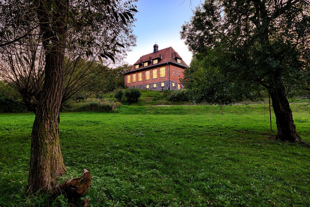 Das Hotel und Restaurant Alte Schule in Fürstenhagen mit Blick vom Dorfteich, © Roman Knie Das Hotel und Restaurant Alte Schule in Fürstenhagen mit Blick vom Dorfteich, © Roman Knie